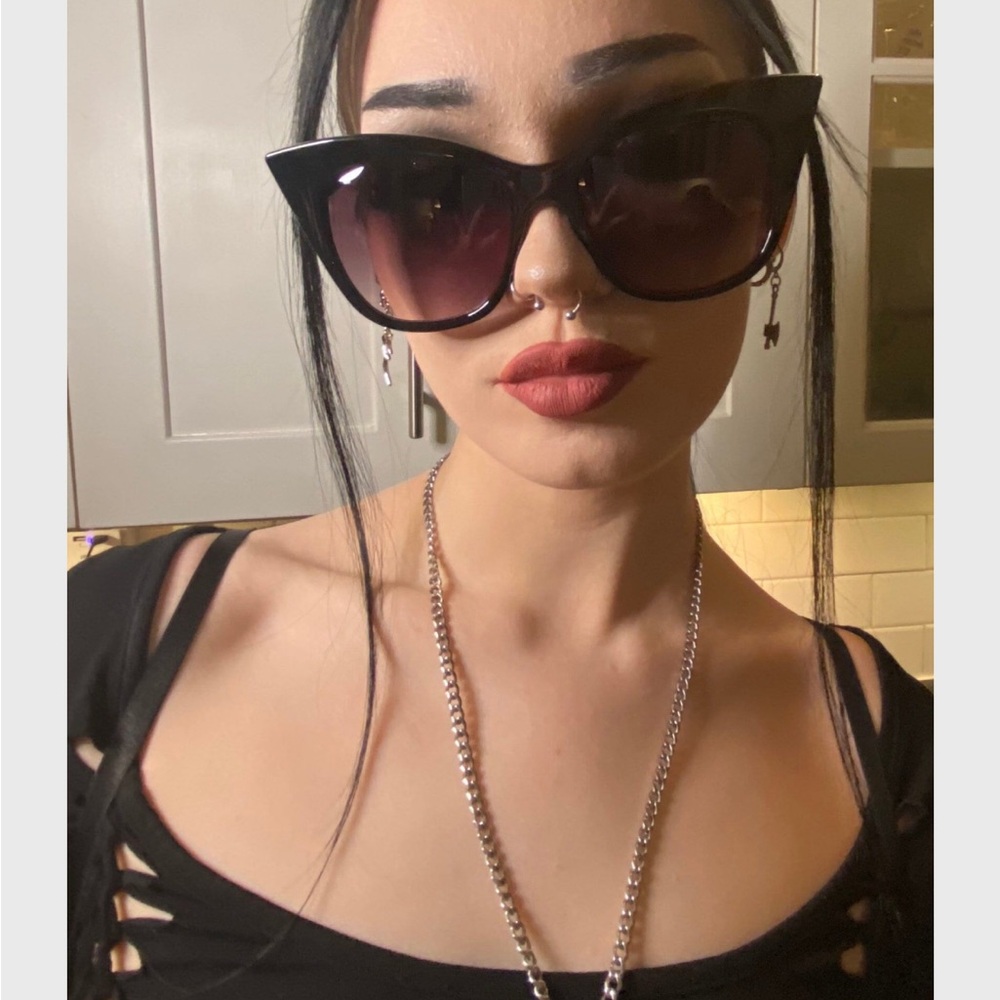 Elegant Black Oversized Sunglasses